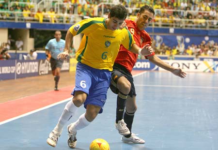 Gabriel (L) vies with Spain's Andreu during the final of 2008 FIFA Futsal World Cup in Rio De Janeiro, Brazil, on Oct. 19, 2008. [Zhang Chuanqi/Xinhua]