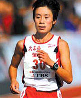 China's Bai Xue claims the women's title at the 2008 Beijing International Marathon yesterday. [Xinhua] 