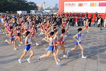 Runners compete in the Beijing marathon, the biggest sports event after the Beijing Olympic Games in the Chinese capital, October 19, 2008.[Xinhua] 