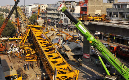 Photo taken on Oct. 19, 2008 shows a collapsed under-construction metro line flyover in New Delhi, capital of India. The flyover collapesd on Sunday killing four people and leaving more than 20 injured. (Xinhua/Wang Ye) 