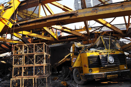 Photo taken on Oct. 19, 2008 shows a collapsed under-construction metro line flyover in New Delhi, capital of India. The flyover collapesd on Sunday killing four people and leaving more than 20 injured. (Xinhua/Wang Ye) 