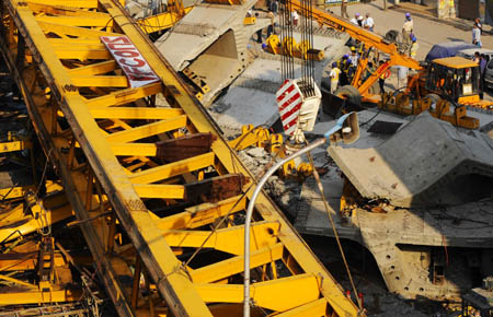 Photo taken on Oct. 19, 2008 shows a collapsed under-construction metro line flyover in New Delhi, capital of India. The flyover collapesd on Sunday killing four people and leaving more than 20 injured. (Xinhua/Wang Ye)