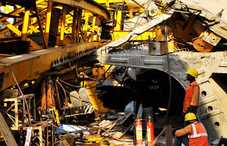 Photo taken on Oct. 19, 2008 shows a collapsed under-construction metro line flyover in New Delhi, capital of India. The flyover collapesd on Sunday killing four people and leaving more than 20 injured. (Xinhua/Wang Ye)