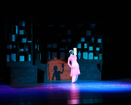 Dancers rehearse the dance drama 'The Peony Pavilion' at the Shanghai Grand Theatre on October 17, 2008. [Photo: CRIENGLISH.com] 