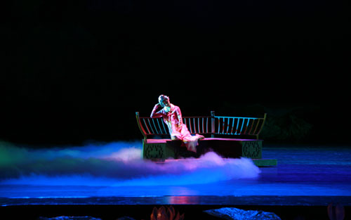 Dancers rehearse the dance drama 'The Peony Pavilion' at the Shanghai Grand Theatre on October 17, 2008. [Photo: CRIENGLISH.com] 