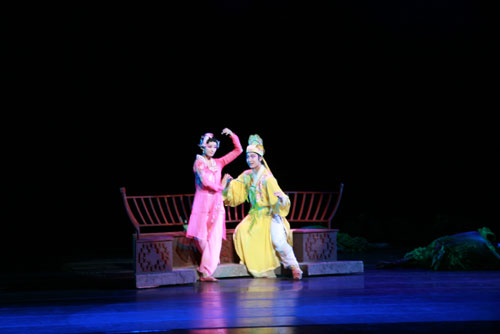 Dancers rehearse the dance drama 'The Peony Pavilion' at the Shanghai Grand Theatre on October 17, 2008. [Photo: CRIENGLISH.com]