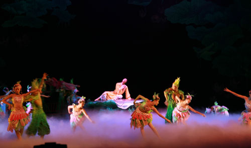 Dancers rehearse the dance drama 'The Peony Pavilion' at the Shanghai Grand Theatre on October 17, 2008. [Photo: CRIENGLISH.com]