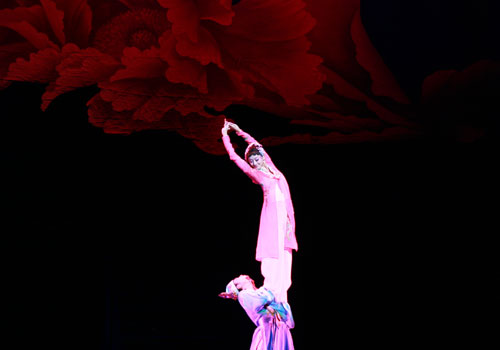 Dancers rehearse the dance drama 'The Peony Pavilion' at the Shanghai Grand Theatre on October 17, 2008. [Photo: CRIENGLISH.com]