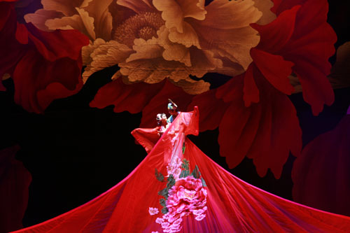 Dancers rehearse the dance drama 'The Peony Pavilion' at the Shanghai Grand Theatre on October 17, 2008. [Photo: CRIENGLISH.com] 