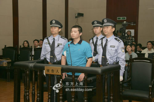 Yang Jia stands a trial for killing six police officers and leaving other four injured during a police station raid on July 1. [File Photo: Sh.eastday.com] 