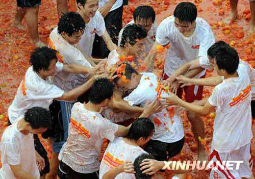 Some 10,000 people fight a tomato war in Dongguan, southern Guangdong province on Sunday, October 19, 2008. The prodigal battle has however aroused big controvercy online. [Photo: Xinhuanet] 