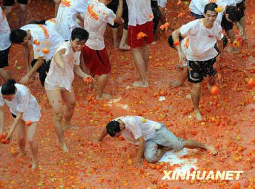 Some 10,000 people fight a tomato war in Dongguan, southern Guangdong province on Sunday, October 19, 2008. The prodigal battle has however aroused big controvercy online. [Photo: Xinhuanet] 