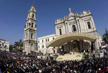 Pope Benedict XVI celebrates a Mass at the shrine city of Pompeii, south of Naples, October 19, 2008. Benedict travelled to Pompeii to recite the rosary with pilgrims.