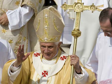 Pope Benedict XVI waves at the end of a Mass at the shrine city of Pompei, south of Naples, October 19, 2008. Benedict travelled to Pompei to recite the rosary with pilgrims.