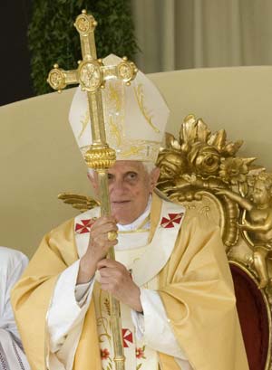 Pope Benedict XVI holds the cross during a Mass at the shrine city of Pompeii, south of Naples, October 19, 2008. Benedict travelled to Pompeii to recite the rosary with pilgrims.