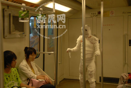 On Friday, a man wrapped up like a mummy in white bandages entered a carriage at the Shanghai Science and Technology Museum Station on Metro Line 2.
