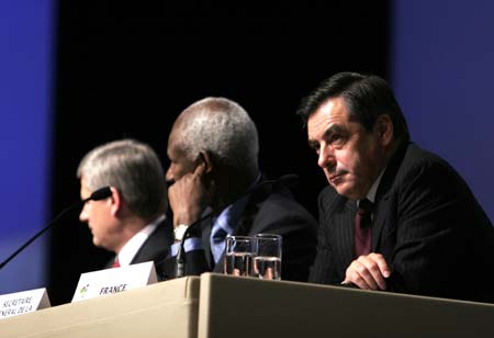 French Prime Minister Francois Fillon (1st R), secretary general of the International Organization of Francophonie (IOF) Abdou Diouf (C) and Canadian Prime Minister Stephen Harper (L) attend the press conference after the closing ceremony of the three-day summit of the IOF in the capital city of Canada's French-speaking Quebec province. Oct. 19, 2008. In their final declaration of the summit, the world leaders called for an international summit on the current global financial turmoil. [Xinhua]