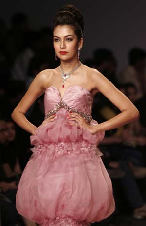 A model presents a creation from Indian designer Manish Arora&apos;s Spring/Summer 2009 collection at the Wills Lifestyle India Fashion Week in New Delhi October 19, 2008.(Xinhua/Reuters Photo)