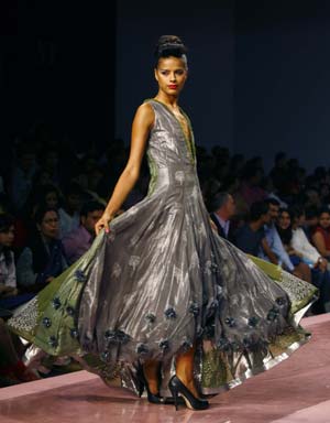 A model presents a creation from Indian designer Manish Arora&apos;s Spring/Summer 2009 collection at the Wills Lifestyle India Fashion Week in New Delhi October 19, 2008.(Xinhua/Reuters Photo)