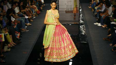 A model presents a creation by Indian designer Renu Tandon&apos;s spring/summer 2009 collection at the Wills Lifestyle India Fashion Week in New Delhi October 19, 2008.