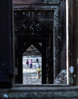 Refugees walk through the ancient ruins of the Preah Vihear Temple at the disputed border area of Cambodia and Thailand Oct. 19, 2008. [Xinhua]