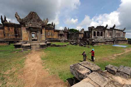 Two men walk through the ancient ruins of the Preah Vihear Temple at the disputed border area of Cambodia and Thailand Oct. 19, 2008. [Xinhua]