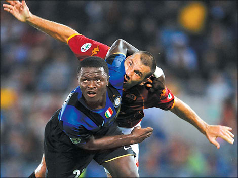 AS Roma's Simone Loria (right) fights for the ball with Inter Milan's Ghanaian midfielder Sulley Ali Muntari during their Italian Serie A match on Sunday at Rome's Olympic Stadium. [AFP] 