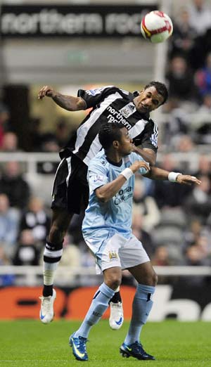 Newcastle United's Habib Beye (up) challenges Manchester City's Robinho during their English Premier League soccer match at St James' Park in Newcastle October 20, 2008.[Xinhua/Reuters]