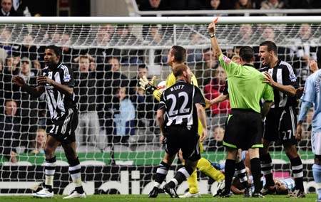 Newcastle United's Habib Beye (L) is sent off during their English Premier League soccer match against Manchester City at St James' Park in Newcastle October 20, 2008.[Xinhua/Reuters]