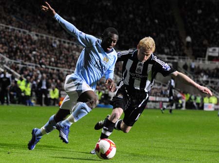 Newcastle United's Damien Duff (R) challenges Manchester City's Shaun Wright-Phillips during their English Premier League soccer match at St James' Park in Newcastle October 20, 2008. [Xinhua/Reuters]