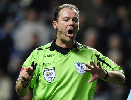 Referee Rob Styles gestures during the English Premier League soccer match between Newcastle United and Manchester City at St James' Park in Newcastle October 20, 2008.[Xinhua/Reuters]