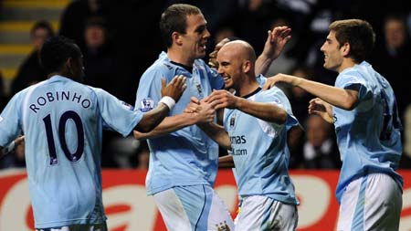 Manchester City's Stephen Ireland (2nd R) celebrates with teammates after scoring against Newcastle United during their English Premier League soccer match at St James' Park in Newcastle October 20, 2008. [Xinhua/Reuters]