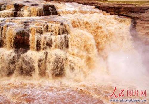 Heavy rain has massively increased the volume of water flowing over the Hukou Waterfall on the Yellow River, between Jixian County in Shanxi Province and Yichuan County in Shaanxi Province. These dramatic photographs of the falls were taken on October 20, 2008. 