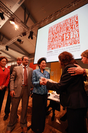 Li Dongdong (4th L), deputy director of the General Administration of Press and Publication of China, receives the scroll of Guest of Honor Nation from Muege Soekmen, Turkish responsible person of the Frankfurt book fair 2008, during the handover ceremony in Frankfurt, Germany, Oct. 19, 2008. China relayed Turkey as the Guest of Honor Nation at next year's Frankfurt book fair. (Xinhua/Luo Huanhuan)