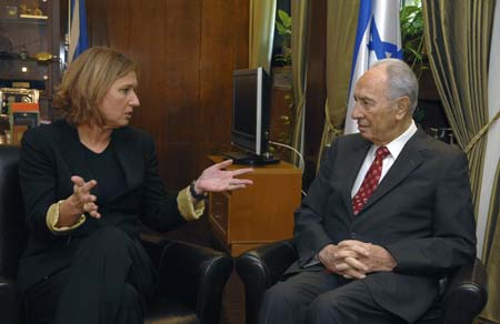 Israel's Foreign Minister Tzipi Livni (L) talks with President Shimon Peres at the president's official residence in Jerusalem October 20, 2008 in this picture released by the Israeli Government Press Office (GPO). 