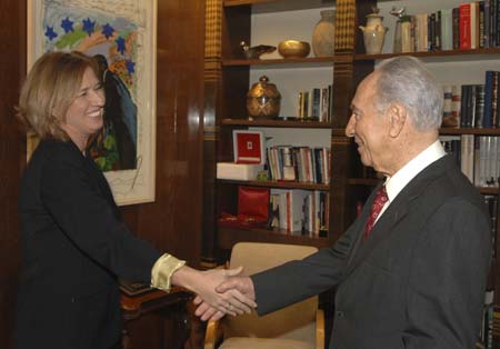 Israel's Foreign Minister Tzipi Livni (L) shakes hands with President Shimon Peres at the president's official residence in Jerusalem October 20, 2008 in this picture released by the Israeli Government Press Office (GPO). 