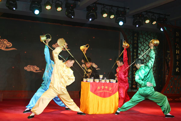 Artists from Laoshe Teahouse perform a tea pouring ceremony at the cerebration observing the teahouse's new role as a Showcase of China's Cultural Industry on Monday, October 20, 2008. [Photo: CRIENGLISH.com] 