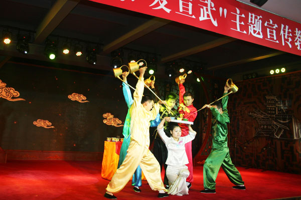 Artists from Laoshe Teahouse perform a tea pouring ceremony at the cerebration observing the teahouse's new role as a Showcase of China's Cultural Industry on Monday, October 20, 2008. [Photo: CRIENGLISH.com]