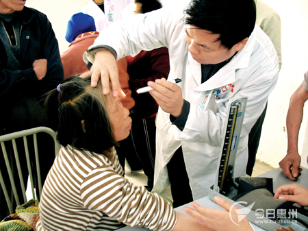 The photo recently taken shows that medical workers give free medical treatment to poor cataract patients in Huidong County, Guangdong Province. (Photo: The Huizhou Daily)