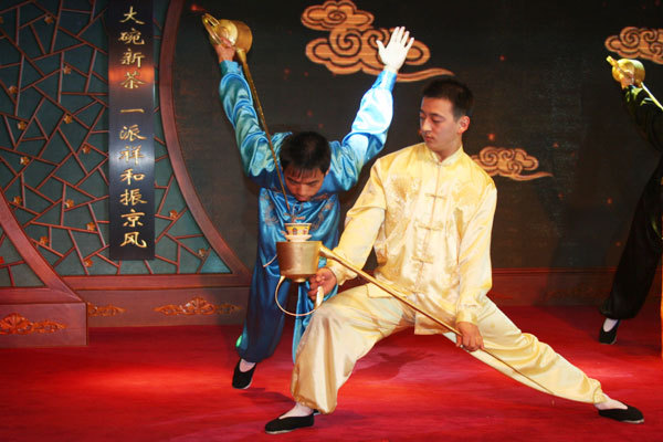 Artists from Laoshe Teahouse perform a tea pouring ceremony at the cerebration observing the teahouse's new role as a Showcase of China's Cultural Industry on Monday, October 20, 2008. [Photo: CRIENGLISH.com]
