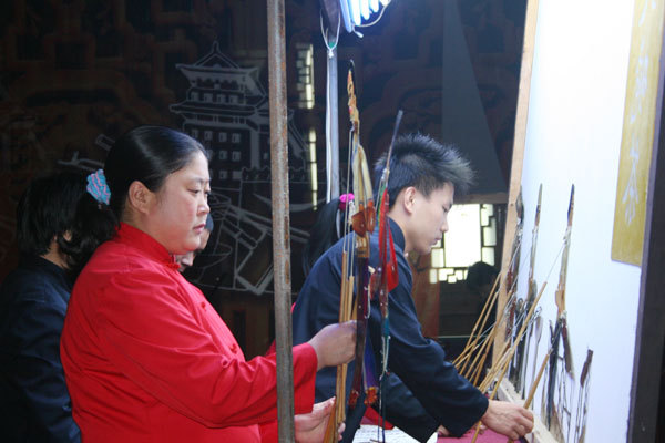 Citizens from the Xuanwu district, where Laoshe Teahouse was located, were invited to enjoy art performances at the ceremony observing the teahouse's new role as a Showcase of China's Cultural Industry on Monday, October 20, 2008. [Photo: CRIENGLISH.com]