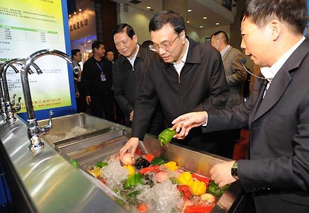 Chinese Vice Premier Li Keqiang (C) visits the 2008 China Beijing International Energy-Saving and Environmental Protection Exhibition in Beijing, October 20, 2008. (Xinhua photo)