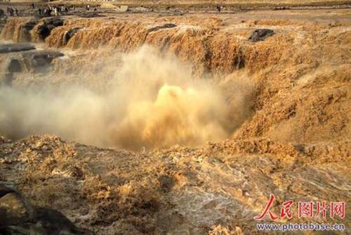 Heavy rain has massively increased the volume of water flowing over the Hukou Waterfall on the Yellow River, between Jixian County in Shanxi Province and Yichuan County in Shaanxi Province. These dramatic photographs of the falls were taken on October 20, 2008.