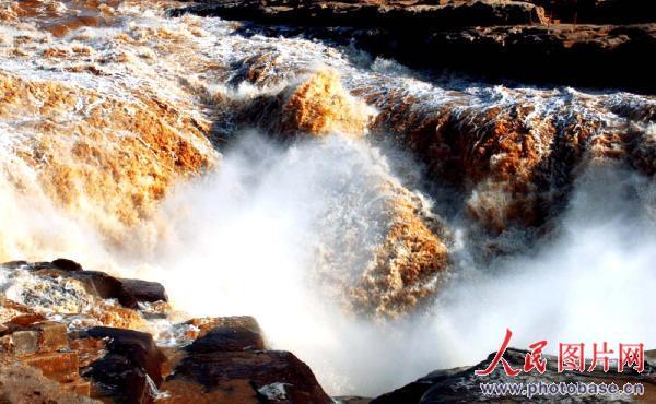 Heavy rain has massively increased the volume of water flowing over the Hukou Waterfall on the Yellow River, between Jixian County in Shanxi Province and Yichuan County in Shaanxi Province. These dramatic photographs of the falls were taken on October 20, 2008.