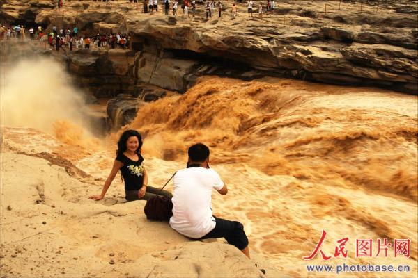 Heavy rain has massively increased the volume of water flowing over the Hukou Waterfall on the Yellow River, between Jixian County in Shanxi Province and Yichuan County in Shaanxi Province. These dramatic photographs of the falls were taken on October 20, 2008.