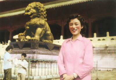 Chen Fengchun himself colored this photo of his wife with pink shirt and red lips, taken in the early 1980s in Beijing.
