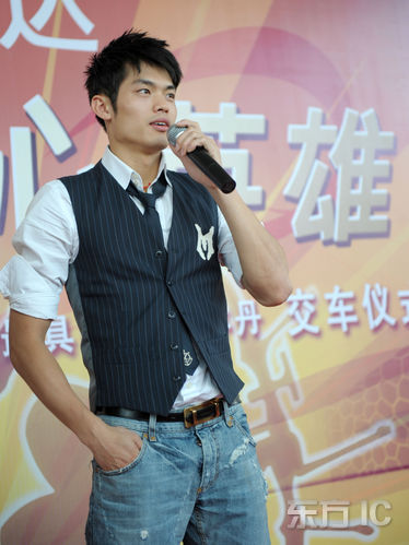 Olympic badminton champion Lin Dan of China attends a Skoda car promotion event in Xiamen of East China's Fujian Province October 19, 2008. [IC] 