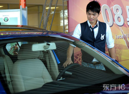 Olympic badminton champion Lin Dan of China attends a Skoda car promotion event in Xiamen of East China's Fujian Province October 19, 2008. [IC]