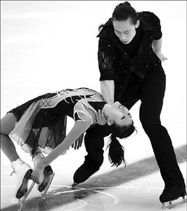 Pang Qing (left) and Tong Jian perform at the National Grand Prix short program. [Zhong Ti]