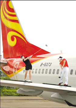 China’s Feng Shanshan (right) and last weekend’s Kapalua Classic winner Morgan Pressel take a swing from the wings of a 737 jumbo jet at the Haikou Meilan International Airport to promote the upcoming Grand China Air LPGA event, starting on Friday, in Hainan.